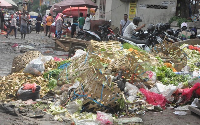 Tumpukan sampah terjadi di pasar angso duo Kota Jambi, Kamis (2/11).